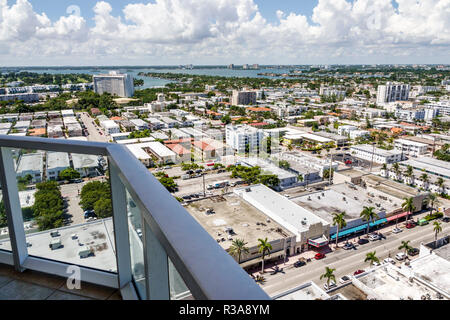 Miami Beach Florida,North Beach,condominium appartement résidentiel appartements bâtiment bâtiments logement, balcon vue, vue aérienne de dessus, A Banque D'Images