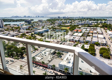 Miami Beach Florida,North Beach,condominium appartement résidentiel appartements bâtiment bâtiments logement, balcon vue, vue aérienne de dessus, A Banque D'Images