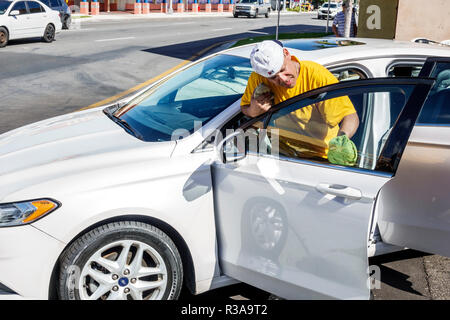 Miami Florida,Little Havana,lavage de voiture,blanc Ford Fusion,hispanique homme hommes,travail,nettoyage,essuyage,FL181115010 Banque D'Images