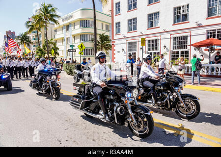 Miami Beach Florida,Ocean Drive,Veterans Day Parade Activities,police Department,Motorcycle Brigade Motorcycles formation patrouille,FL181115029 Banque D'Images