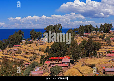 Vue d'un village traditionnel sur une île au lac Titicaca, Puno Pérou Banque D'Images