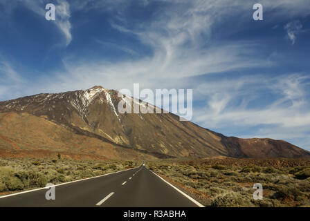 Route droite avec el Teide en arrière-plan, tenerife, Îles Canaries. Banque D'Images