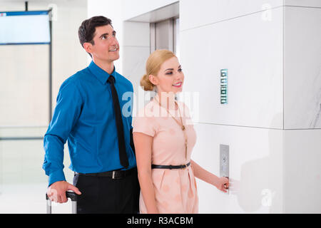 Couple attend pour ascenseur de l'hôtel Banque D'Images