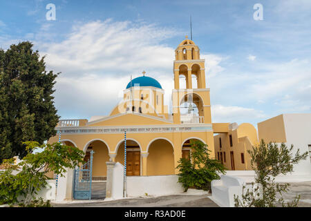 L'église de Saint George (Agios Georgios), est l'une des deux églises paroissiales à Oia, Santorin. L'église de Saint George est également appelé (bui Perivolas Banque D'Images