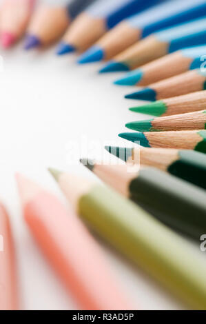 Crayons de couleur en un demi-cercle sur le papier Banque D'Images