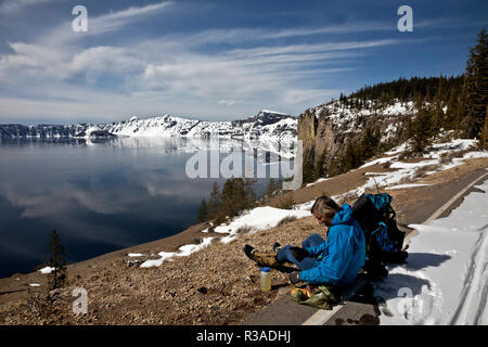 Ou02452-00...OREGON - pause déjeuner donnant sur Grotto Cove sur une piste de ski voyage autour du lac Crater dans Crater Lake National Park. Banque D'Images