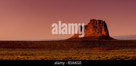 Désert coloré coucher de soleil sur un seul rocher butte ou mesa rock formation à la campagne de l'Arizona Banque D'Images