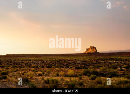 Désert coloré coucher de soleil sur un seul rocher butte ou mesa rock formation à la campagne de l'Arizona Banque D'Images