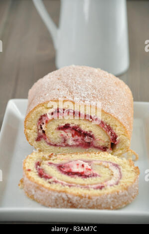 Bolo de rolo (swiss roll, roll) gâteau dessert typiquement brésilien, à ...