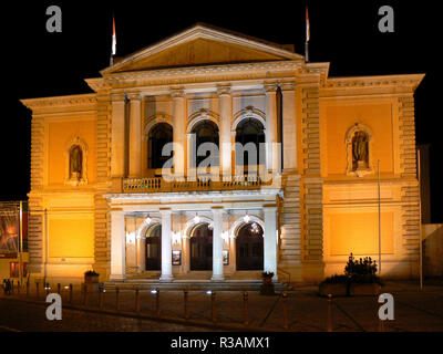 Opéra de Halle / Saale dans la nuit Banque D'Images