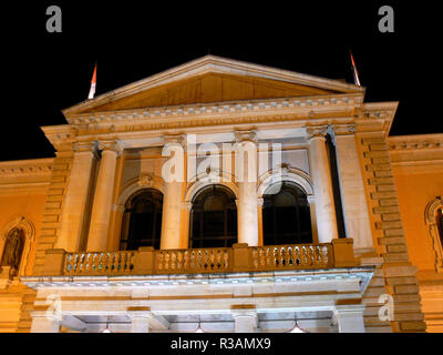 Opéra de Halle / Saale dans la nuit Banque D'Images