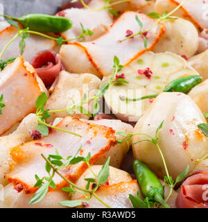 Gratin de topinambour au jambon et piment Banque D'Images