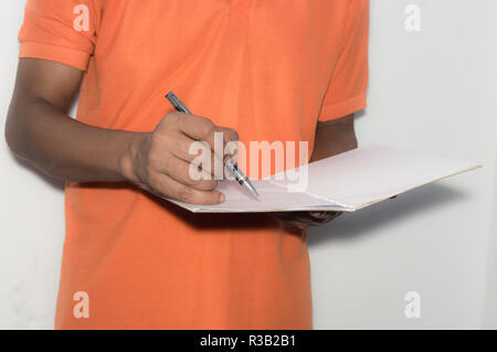 Selective focus sur la main avec un stylo, ordinateur portable. African American Asian Business homme debout et travailler sur des documents dans Office, l'analyse de projet. Banque D'Images