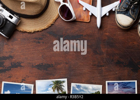 Voyage Vacances concept d'arrière-plan avec des lunettes de soleil, un chapeau, un appareil photo, passeport, jouet avion week-end et photos sur toile en bois. Vue supérieure avec savs copie Banque D'Images