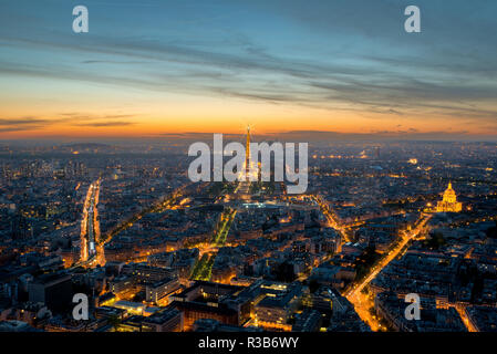 PARIS, FRANCE - 5 mai 2016 : Belle vue sur l'horizon de Paris Tour Eiffel au cours de lumière au crépuscule, Paris, France Banque D'Images