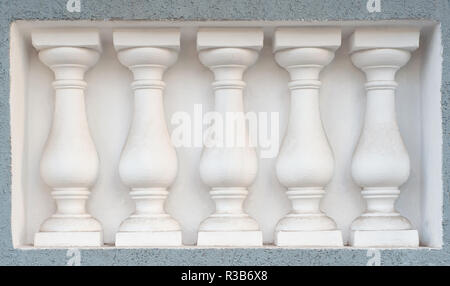 Détail architectural de cinq colonnes blanches sur le mur Banque D'Images