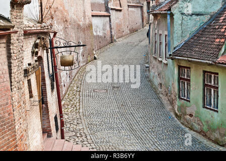 Une ancienne rue médiévale de Sibiu en Transylvanie Banque D'Images
