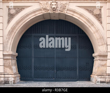 Porte en fer forgé avec une statue d'un lion Banque D'Images