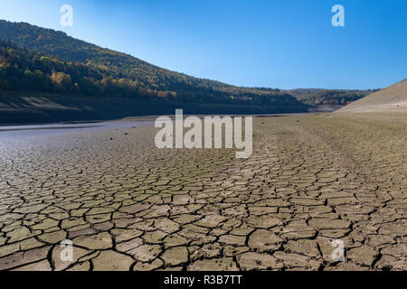 Des fissures dans le sol sec, Edersee, réduit à moins d'un quart de son volume d'eau habituel à cause de la sécheresse Banque D'Images