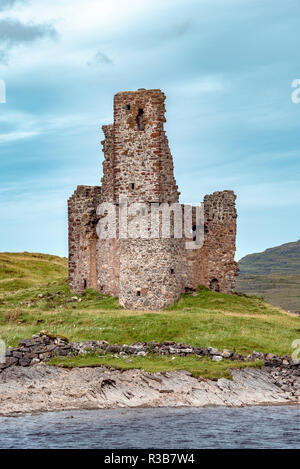 Ruine du château Ardvreck Castle sur une presqu'île par le lac Loch Assynt, Sutherland, Highlands, Ecosse, Grande-Bretagne Banque D'Images