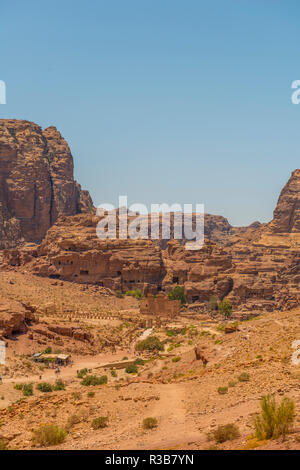 Vue de temple et vallée de la ville nabatéenne Pétra, près de Wadi Musa, Jordan Banque D'Images