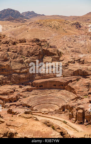 Amphithéâtre romain taillé dans la roche, ville nabatéenne Pétra, près de Wadi Musa, Jordan Banque D'Images