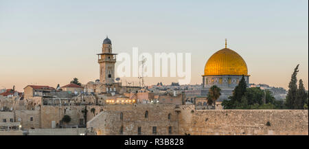 Dôme du Rocher, également Qubbat As-sachra, Kipat Hasela, derrière le mur des Lamentations, au crépuscule, en vieille ville, Jérusalem, Israël Banque D'Images