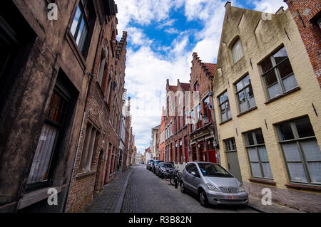 Typique de la vieille rue étroite pavée avec des maisons de briques traditionnelles à Bruges, Belgique. Banque D'Images