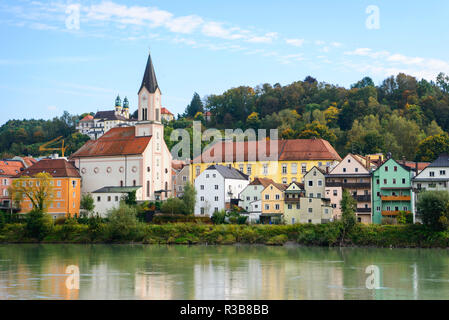 Vue depuis le Innpromenade à Saint Gertraud église et maisons colorées de la Ledergasse sur les rives de l'Inn, Passau Banque D'Images