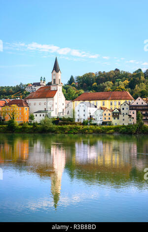 Vue depuis le Innpromenade à Saint Gertraud église et maisons colorées de la Ledergasse sur les rives de l'Inn, Passau Banque D'Images