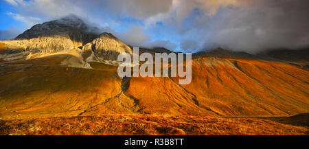 Panorama, paysage de montagne, lumière du matin, dramatique nuages, col d'Albula, Canton des Grisons, Suisse Banque D'Images