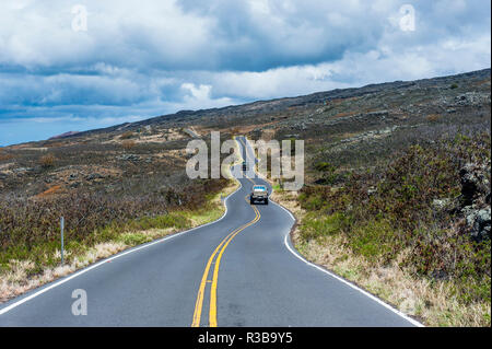 Route sinueuse sur la côte sud à sec, Maui, Hawaii, USA Banque D'Images