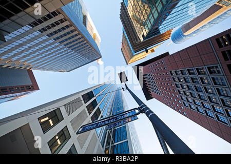 Frog's eye view de gratte-ciel dans le quartier des banques, Neue Mainzer Strasse, Frankfurt am Main, Hesse, Allemagne Banque D'Images