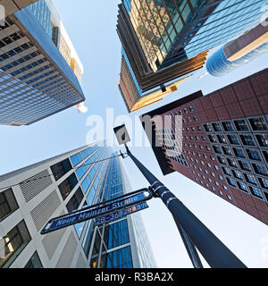 Frog's eye view de gratte-ciel dans le quartier des banques, Neue Mainzer Strasse, Frankfurt am Main, Hesse, Allemagne Banque D'Images