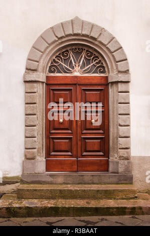 Photo avec vintage brown porte en bois et mur de pierre Banque D'Images