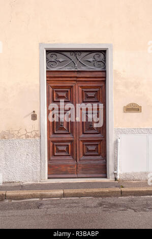 Vintage porte de bois sur une vieille maison Banque D'Images