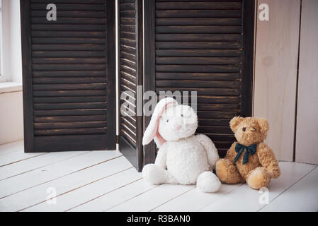 Deux amoureux teddy ours jouets et bunny assise à côté de Banque D'Images