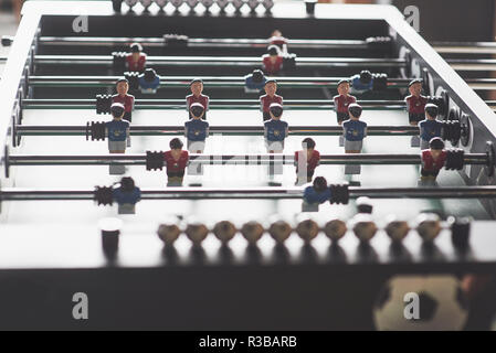 Baby-foot dans le centre de divertissement. Close-up image du plastique joueurs dans un match de football Banque D'Images