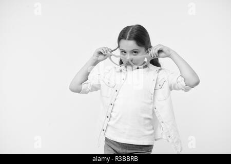 Fille look dans des verres en forme de coeur sur fond jaune. Petit enfant avec accessoire de mode. Restez calme et porter des lunettes cool. Beauté Funky style. Valentines Day. Banque D'Images