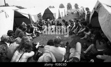 Les camps de tentes du DKP-related children's et les organisations de jeunesse Junge Pioniere et SDAJ (Sozialistische Deutsche Arbeiterjugend) le 17 mai 1975 à Isselburg. Dans le monde d'utilisation | Banque D'Images