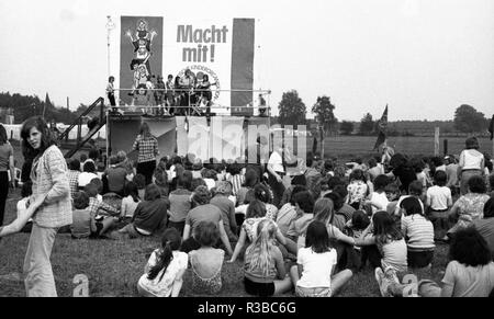 Les camps de tentes du DKP-related children's et les organisations de jeunesse Junge Pioniere et SDAJ (Sozialistische Deutsche Arbeiterjugend) le 17 mai 1975 à Isselburg. Dans le monde d'utilisation | Banque D'Images