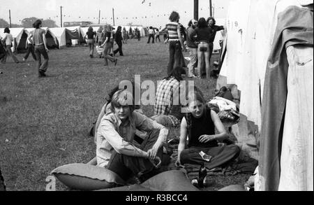 Les camps de tentes du DKP-related children's et les organisations de jeunesse Junge Pioniere et SDAJ (Sozialistische Deutsche Arbeiterjugend) le 17 mai 1975 à Isselburg. Dans le monde d'utilisation | Banque D'Images