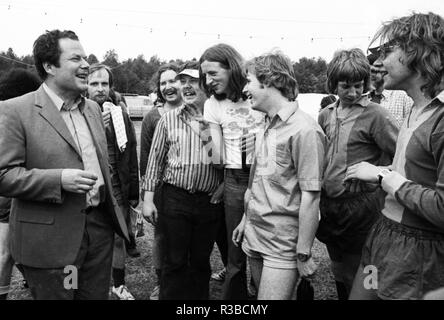 Les camps de tentes du DKP-related children's et les organisations de jeunesse Junge Pioniere et SDAJ (Sozialistische Deutsche Arbeiterjugend) le 17 mai 1975 à Isselburg. Herbert Mies (l). Dans le monde d'utilisation | Banque D'Images