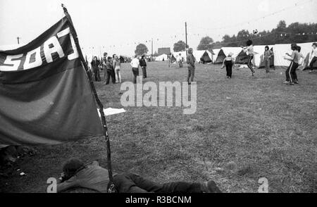 Les camps de tentes du DKP-related children's et les organisations de jeunesse Junge Pioniere et SDAJ (Sozialistische Deutsche Arbeiterjugend) le 17 mai 1975 à Isselburg. Dans le monde d'utilisation | Banque D'Images