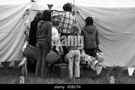 Les camps de tentes du DKP-related children's et les organisations de jeunesse Junge Pioniere et SDAJ (Sozialistische Deutsche Arbeiterjugend) le 17 mai 1975 à Isselburg. Dans le monde d'utilisation | Banque D'Images