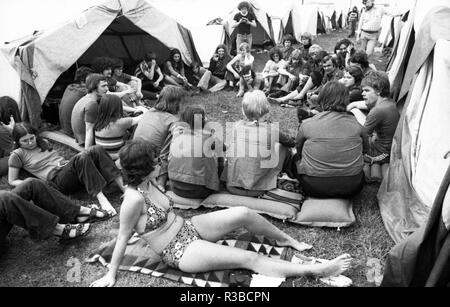 Les camps de tentes du DKP-related children's et les organisations de jeunesse Junge Pioniere et SDAJ (Sozialistische Deutsche Arbeiterjugend) le 17 mai 1975 à Isselburg. Dans le monde d'utilisation | Banque D'Images