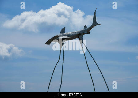 L'installation d'art décoratifs ("poisson") contre le ciel bleu pour EPIZODE (ex Kazantip) fest - festival international de musique et d'art qui a eu lieu sur l'île de Phu Quoc VN Banque D'Images