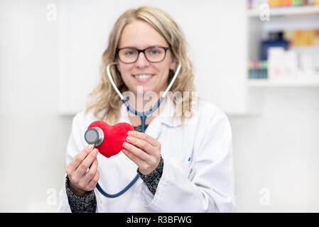 Médecin cardiologue. contrôle de coeur with stethoscope Banque D'Images