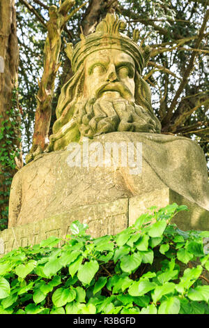 L'Angleterre, dans le Hampshire. Château de Highclere, style Jacobethan country house, siège du Comte de Carnarvon. Statue de Charlemagne, un ancêtre. Banque D'Images