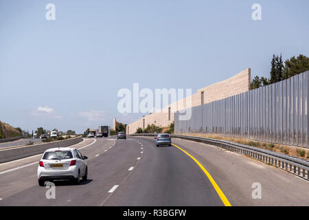 À Jérusalem, Haïfa, Israël - 17 juin 2018 : l'autoroute avec des signes et des véhicules en circulation de Jérusalem à Haifa sur une journée ensoleillée. Banque D'Images